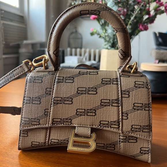 BALENCIAGA
Coated Canvas BB Monogram Small
Hourglass Top Handle Bag Beige
Brown - Picture 4 of 6